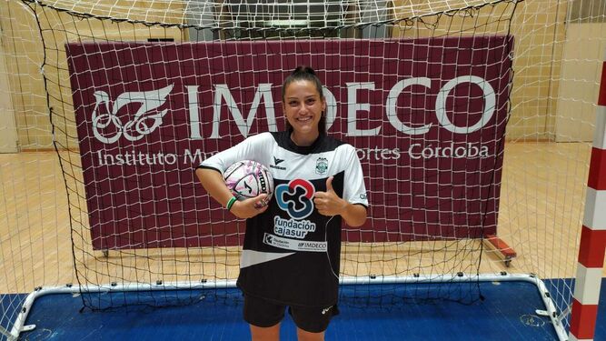 Ana Rodríguez con la camiseta del Cajasur Deportivo Córdoba.