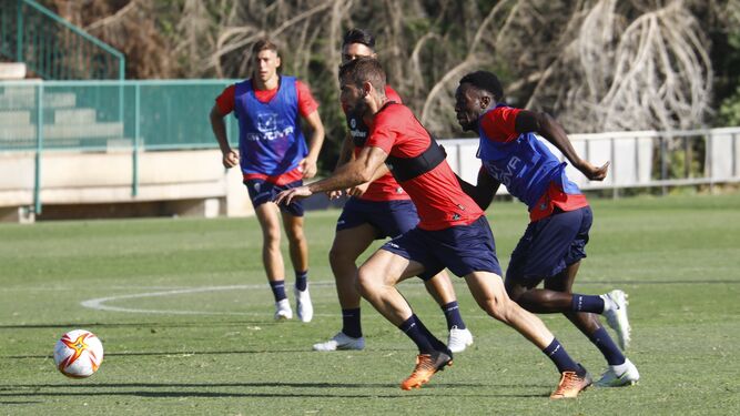 Ramón Bueno es presionado por Diarra durante el entrenamiento de este viernes.