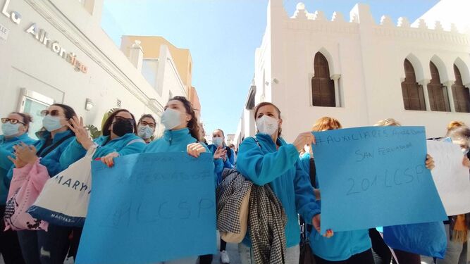 Protesta a las puertas del Ayuntamiento de San Fernando de las auxiliares de ayuda a domicilio.