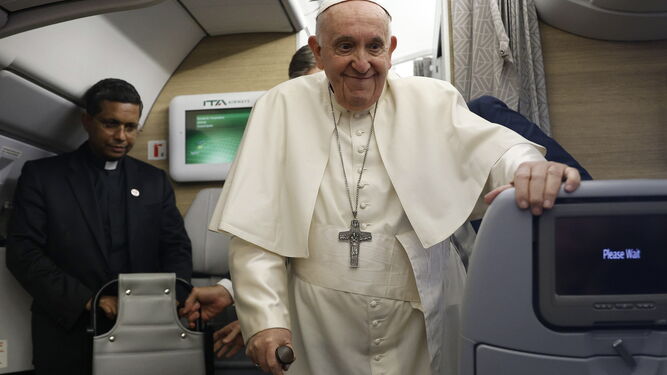 El Papa Francisco, en el avión.