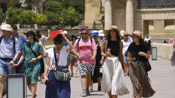 Turistas en el Puente Romano.