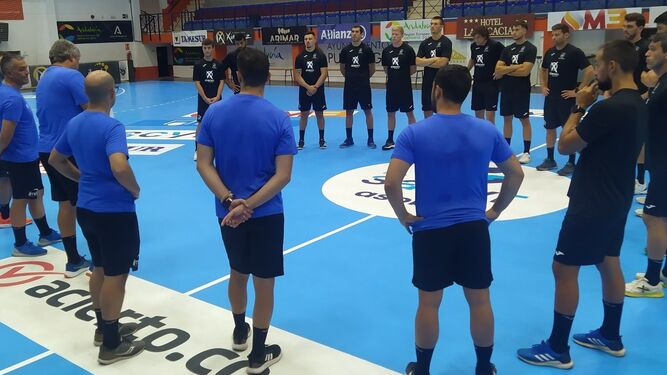 Paco Bustos da órdenes a sus jugadores antes del inicio del entrenamiento.