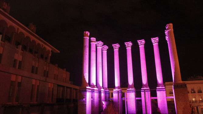 El templo romano de Córdoba, iluminado de violeta para reivindicar la lucha contra la violencia de género.