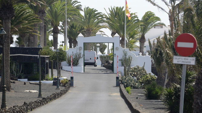 Entrada de la residencia donde va a pasar Pedro Sánchez sus vacaciones en Lanzarote.