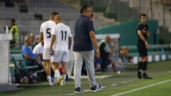 Germán Crespo da órdenes a sus jugadores desde la zona técnica.