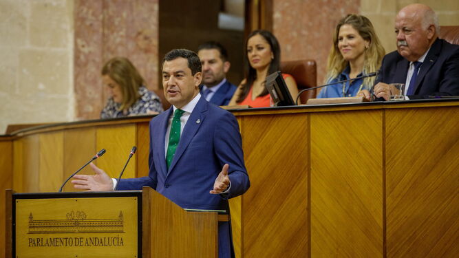 Ana Mestre, detrás de Juanma Moreno, y junto a Jesús Aguirre, en la Mesa del Parlamento.