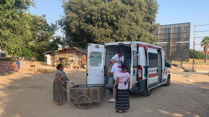 Cruz Roja reparte agua en asentamientos de Córdoba.