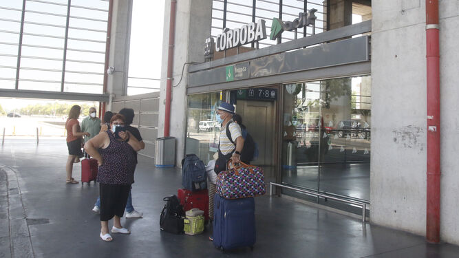 Varias personas en la estación de trenes de Córdoba.