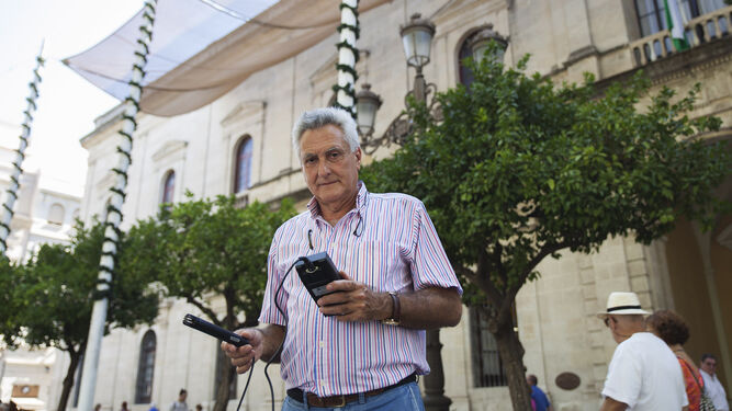 Enrique Figueroa mide la radiación solar ante el Ayuntamiento de Sevilla.