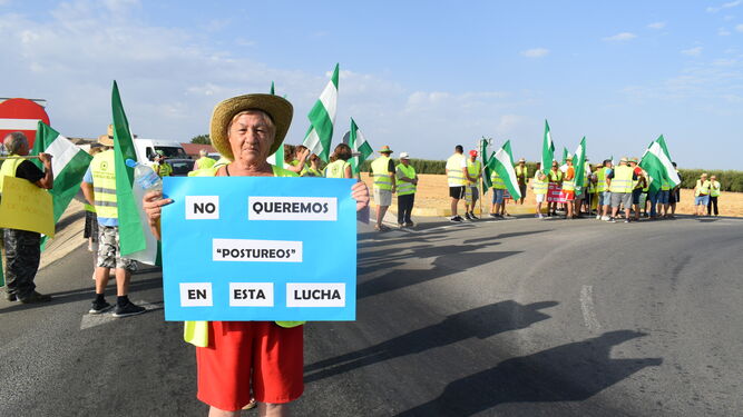 Una de las vecinas de Ochavillo del Río asistentes a la protesta.
