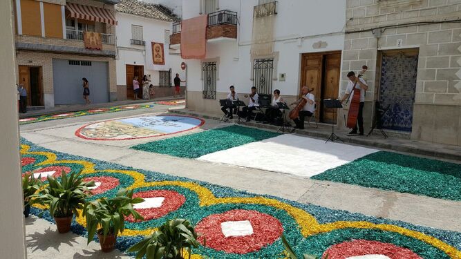 Las alfombras multicolor de serrín del Corpus de Valenzuela.