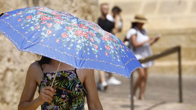 Una turista se protege del calor con un paraguas en Córdoba.