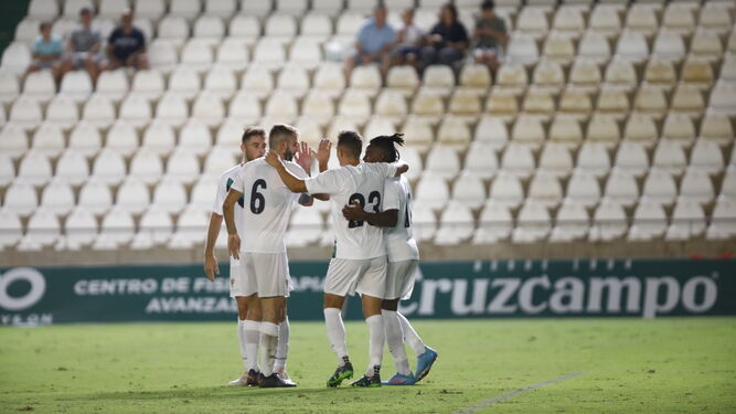 Los jugadores del Córdoba CF celebran un gol ante el Mérida.