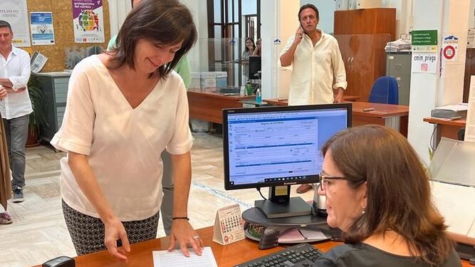 Momento en que María Luisa Ceballos presentaba su renuncia como alcaldesa de Priego.