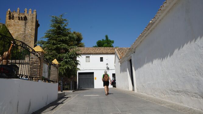 A la derecha, la casa de la Tercia de Montemayor, frente al Castillo.