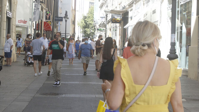 Viandantes por la calle Gondomar, en Córdoba.