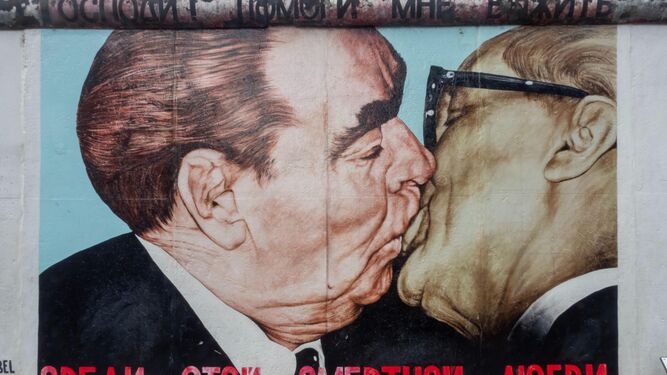 Beso de Honecker y Brézhnev en el muro de Berlín