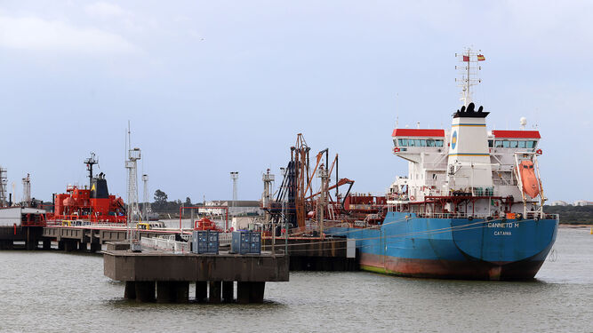 Barcos de mercancías en el Puerto de Huelva.