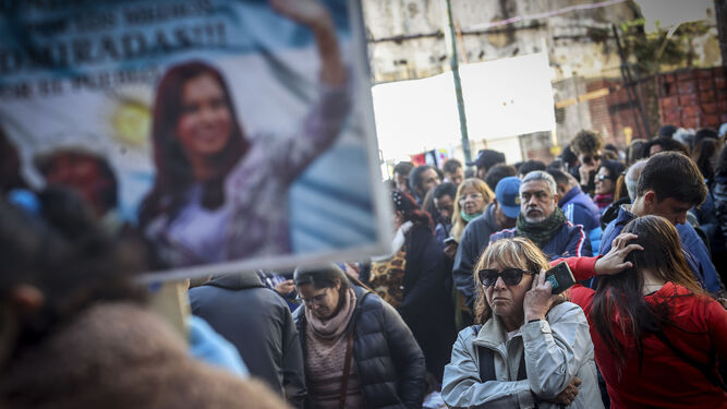Multitud de personas se concentran ante el Congreso en Buenos Aires para escuchar el mensaje de Cristina Fernández.