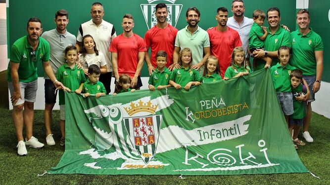 Los integrantes de la peña infantil, con algunos padres, posan con miembros de la plantilla del Córdoba CF.