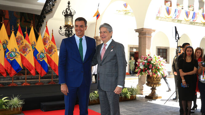 El presidente de Ecuador, Guillermo Lasso, recibe a Pedro Sánchez en el Palacio de Gobierno de Quito.