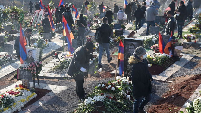 Armenios visitan a los soldados fallecidos durante el conflicto de Nagorno Karabaj.