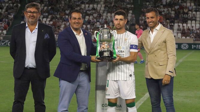 Javi Flores recibe de manos de Pablo Lozano la copa de campeón de Segunda RFEF.
