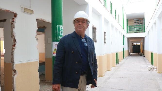 Salvador Fuentes durante la visita a las obras.