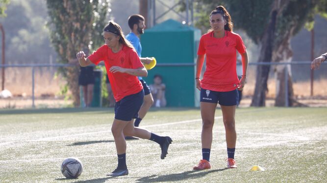 Loba golpea el balón en un entrenamiento del Córdoba Femenino.