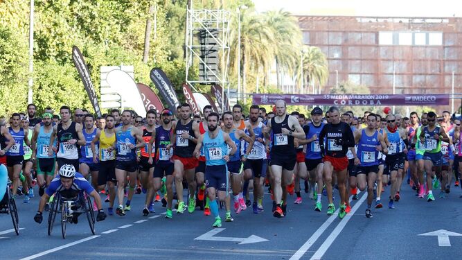 Los atletas toman la salida en la Media Maratón de Córdoba de 2019, la última prepandemia.