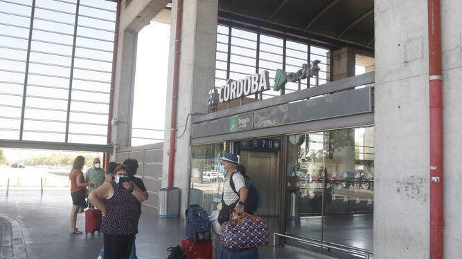 Varias personas, a las puertas de la estación de trenes de Córdoba.