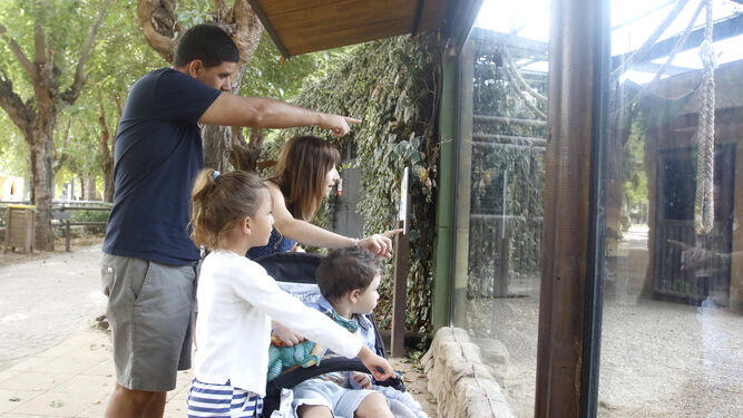 La familia de Manuel y Milagros disfrutan del zoo de Córdoba.