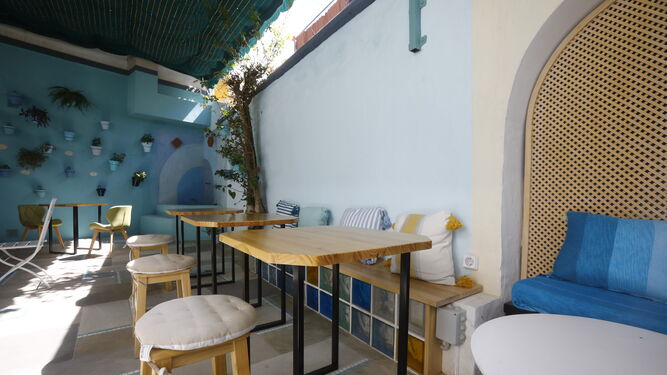El patio es el 'corazón' de Perla Azul y está decorado con un mural que retrata la ciudad de Chefchaouen