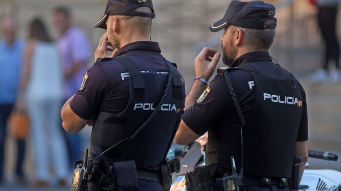 Dos agentes de la Policía Nacional de Córdoba.