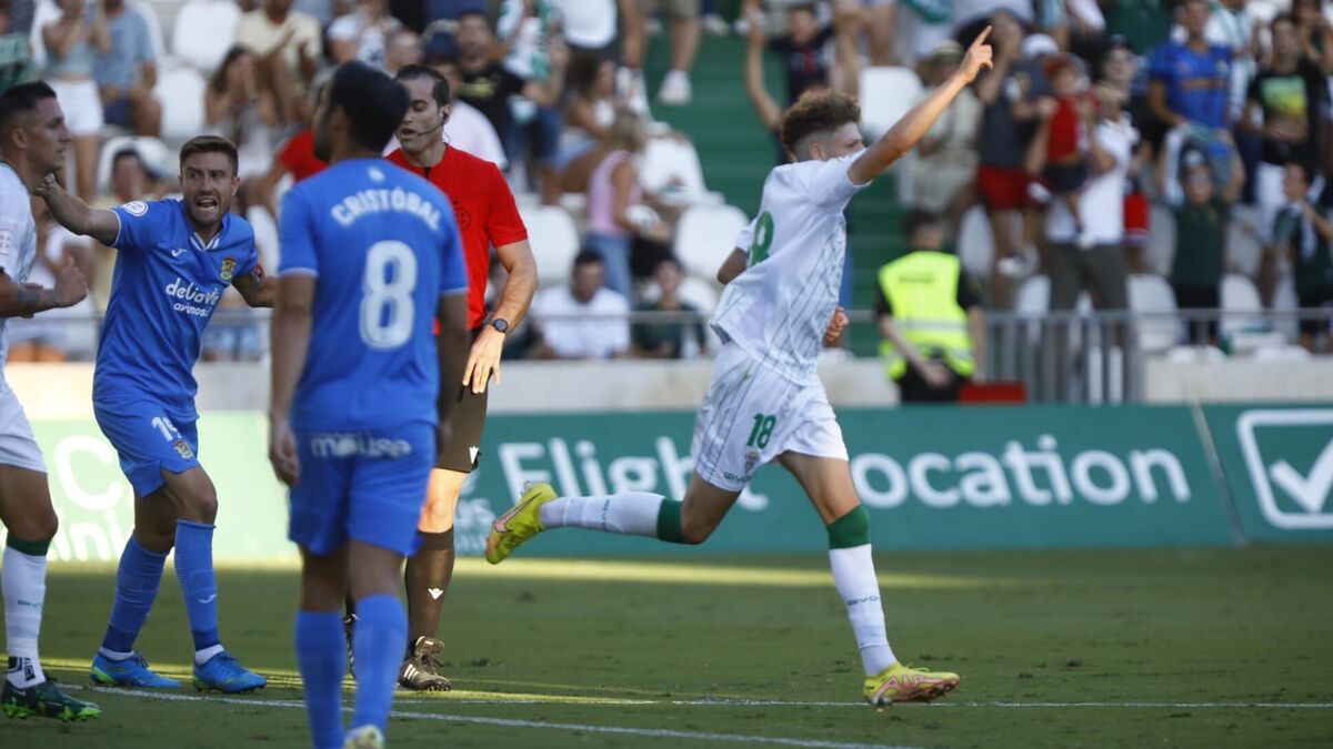 Simo celebra el gol que abrió el triunfo del Córdoba CF ante el Fuenlabrada.