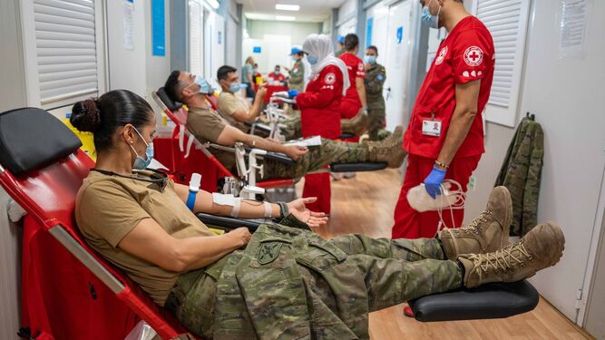 Militares del Muriano, durante la donación de sangre en Líbano.