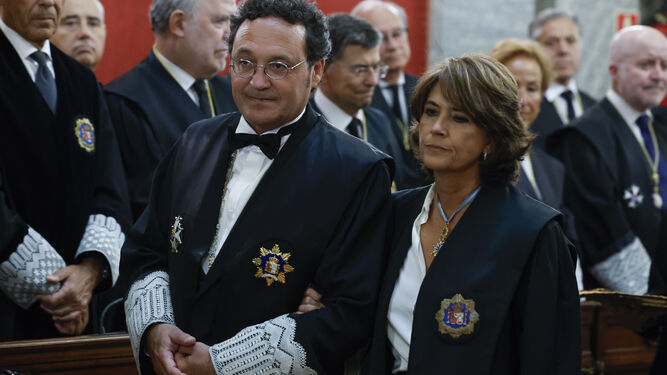 Álvaro García Ortiz, en su toma de posesión acompañado por Dolores Delgado