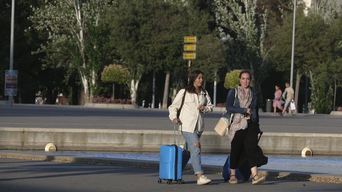 Dos mujeres caminan con sus maletas por el entorno de la estación de Córdoba.