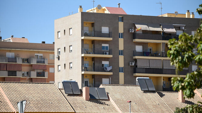 Placas solares instaladas en el tejado de una vivienda.