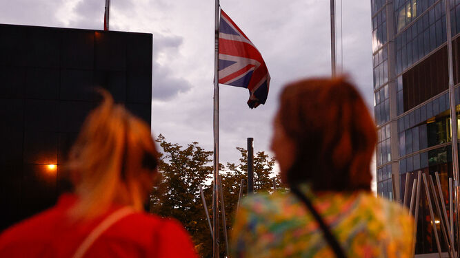 La bandera británica ondea a media asta en la fachada de la Embajada del Reino Unido en Madrid