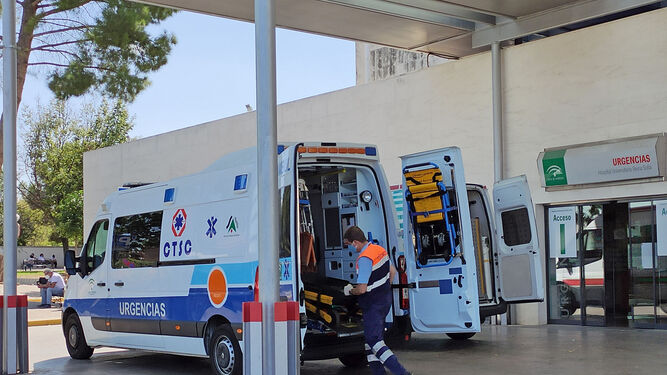Una ambulancia en las Urgencias del Hospital Reina Sofía.