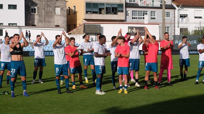Los jugadores del Córdoba CF saludan a sus aficionados desplazados a Vigo.