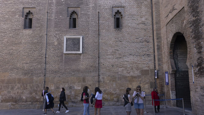 Turistas en una de las puertas de entrada de la Catedral.