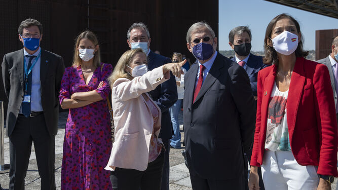 El comisario europeo Johannes  Hahn en un visita a Sevilla junto a las ministras Nadia Calviño y Reyes Maroto.