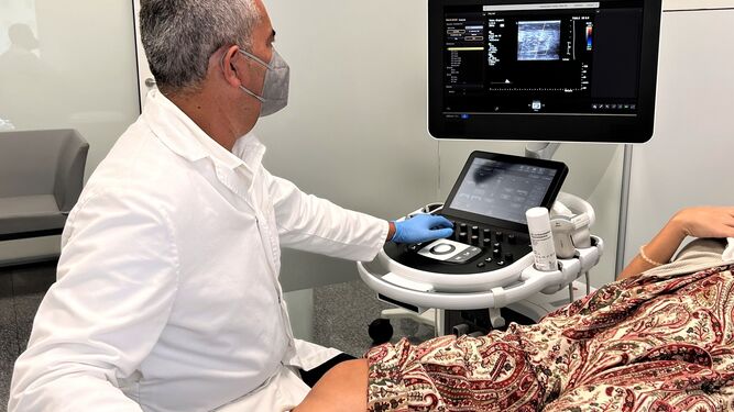 El doctor Sánchez Maestre realiza una eco-doppler a una paciente.