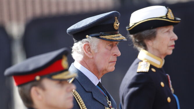 El rey Carlos III sigue el cortejo fúnebre de su madre, Isabel II, en Londres.