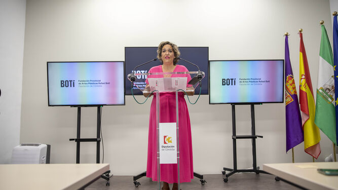La presidenta de la Fundación Botí, Salud Navajas, presenta las convocatorias.