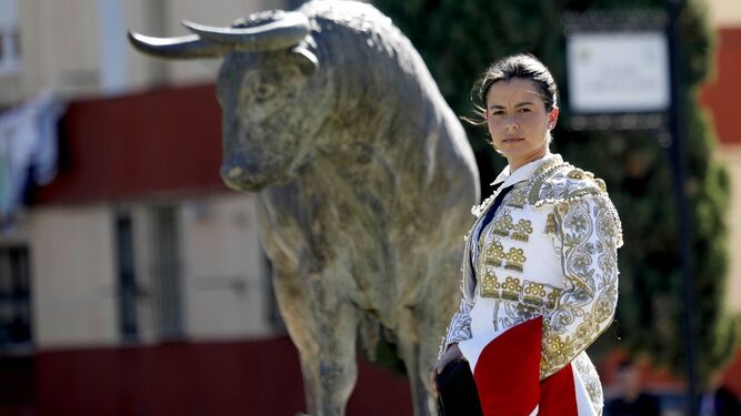 Miriam Cabas en la rotonda del toro, en Los Barrios
