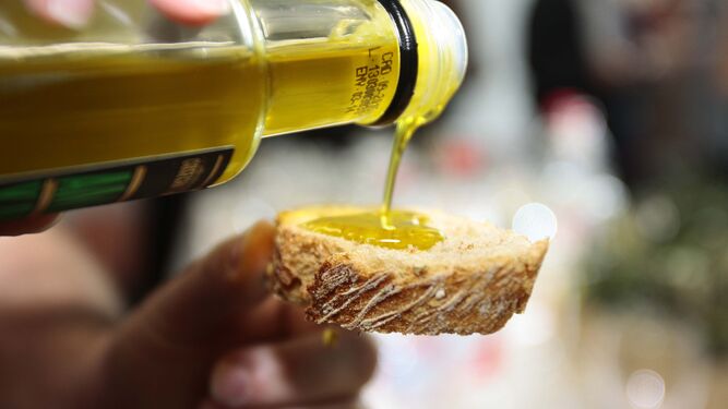 Aceite de oliva, sobre una rebanada de pan.