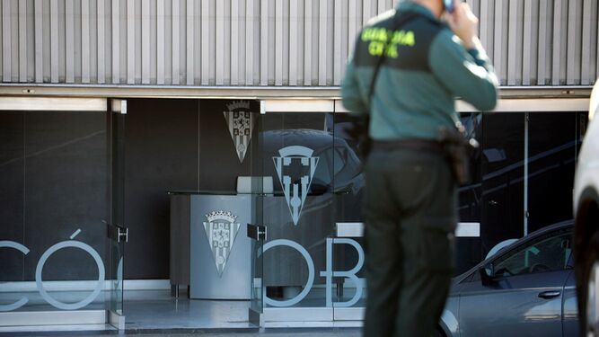 Un efectivo de la Guardia Civil, frente a las oficinas del Córdoba CF el día de la detención de Jesús León.